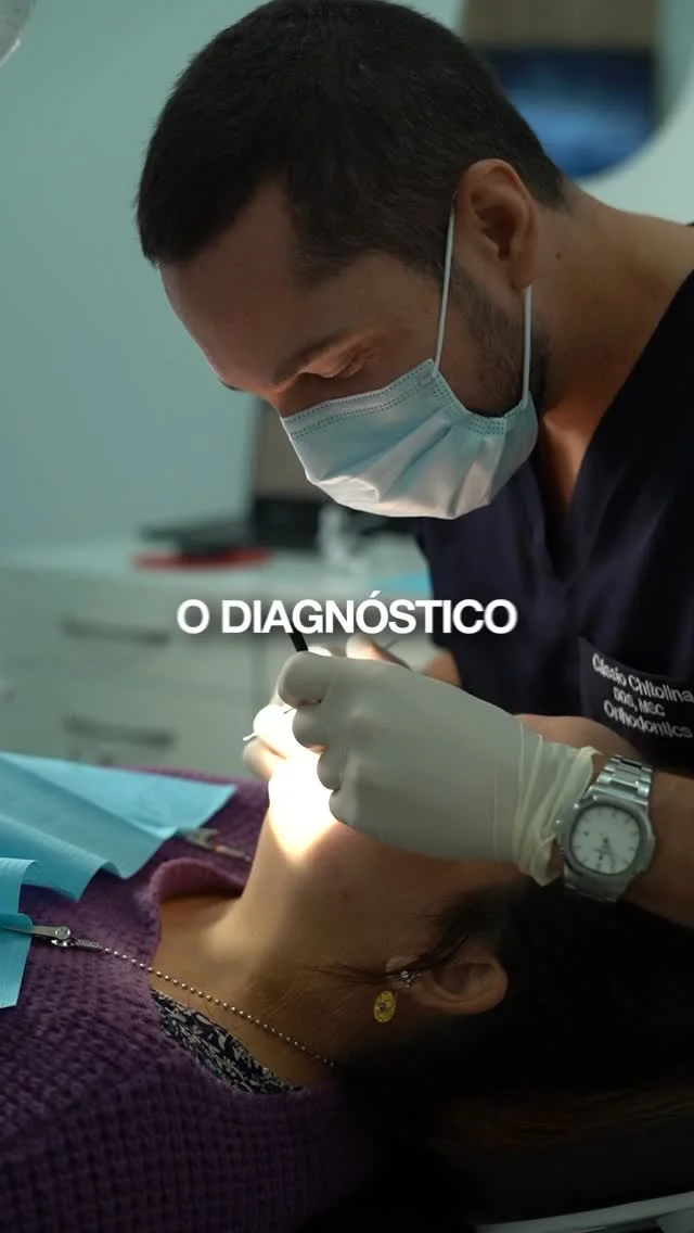 Médico da Vitalii Dental Premium durante uma consulta